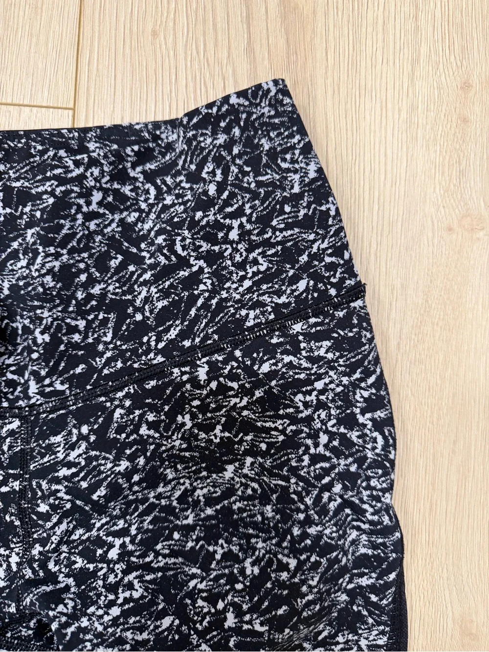 Lululemon Deep Breath Tight Iced Wave White Black Size 6